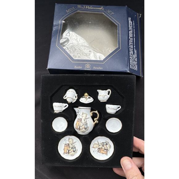 MJ Hummel Reutter Porzellan Porcelain Dollhouse Miniature Tea Set Honey Pot Boy - Picture 1 of 10